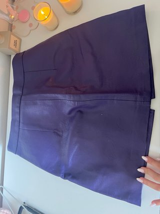 Falda morada efecto piel talla M con cierre