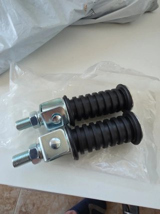 Estriberas universales para moto