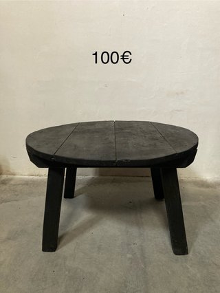 Mesa redonda de madera oscura