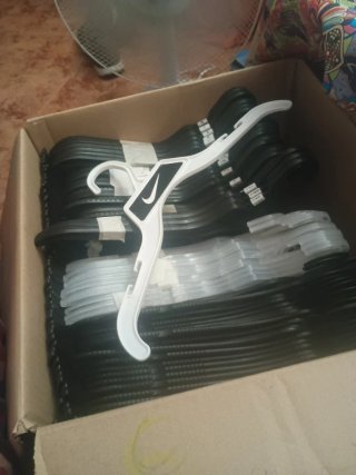 137 Perchas de plástico para ropa de adulto