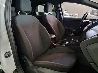 Ford Focus STline, Carplay, Navi, 6 vel, cámara..