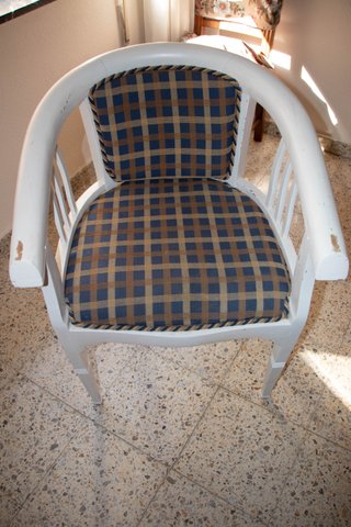Silla acolchada de madera y tela