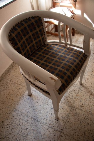 Silla acolchada de madera y tela
