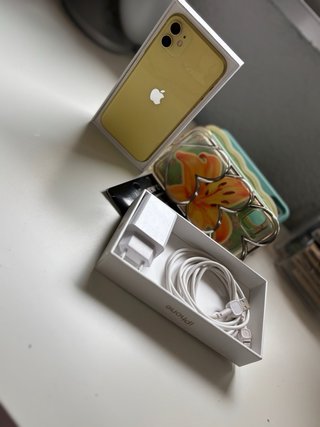 Iphone 11 128GB amarillo + Accesorios