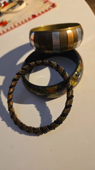 Lote 3 pulseras doradas y multicolor