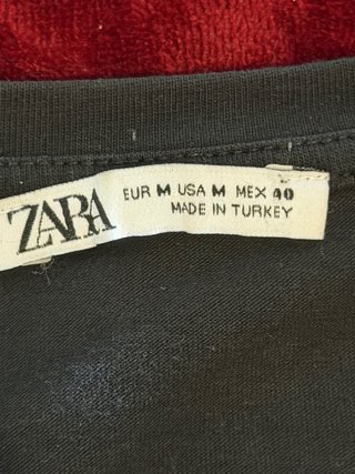 Camiseta Zara Negra Cuello Redondo Básica