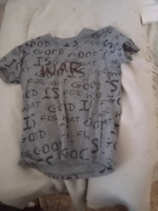 Camiseta gris con estampado WAR