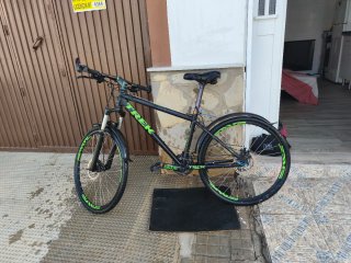 Bicicleta Trek Negra con Detalles Verdes