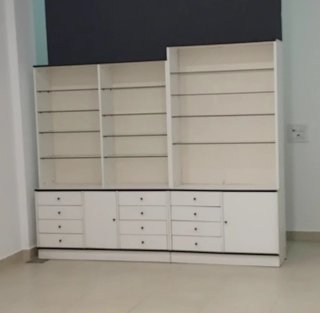 Mueble expositor con baldas de cristal. 2 módulos.