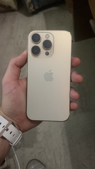iPhone 14 Pro 128 GB con cargador y fundas