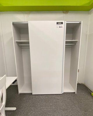 NUEVO Armario blanco con baldas y perchero