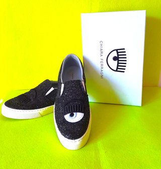 Zapatos Chiara Ferragni negros con ojos