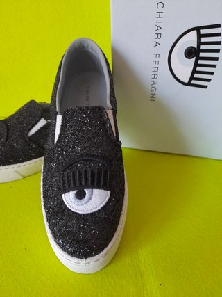 Zapatos Chiara Ferragni negros con ojos