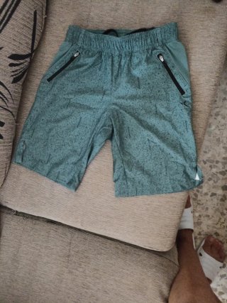 Bañador corto verde con cremalleras