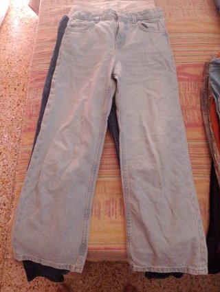 Pantalones blancos rotos chica