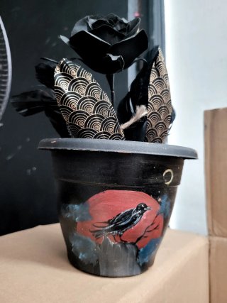 Maceta pintada a mano con flor negra