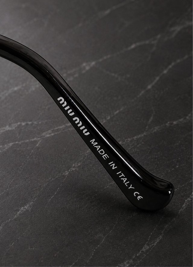 Lote gafas de sol Miu Miu + Guess Valor 628 €