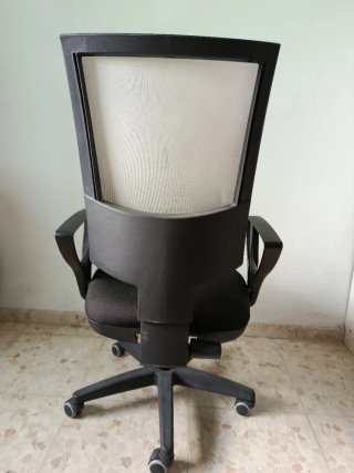 Silla de oficina ergonómica negra