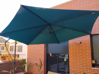 Sombrilla de terraza verde y marrón