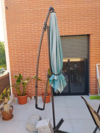Sombrilla de terraza verde y marrón