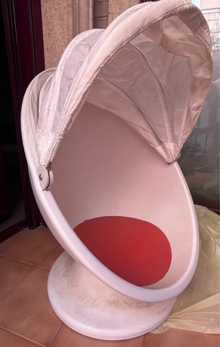 Silla Huevo con Capota Blanca y Cojín Rojo