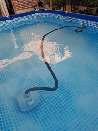 Piscina, depuradora, limpiafondos y depósito cloro