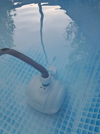 Piscina, depuradora, limpiafondos y depósito cloro