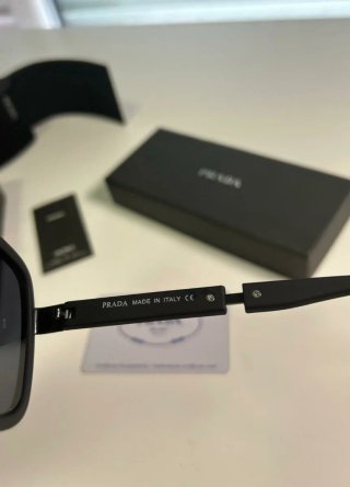 Gafas de sol Prada negras y rojas
