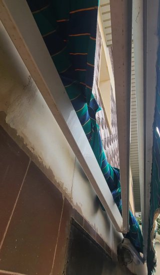 Toldo de terraza azul y verde