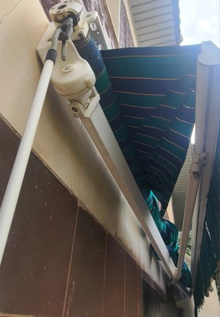 Toldo de terraza azul y verde