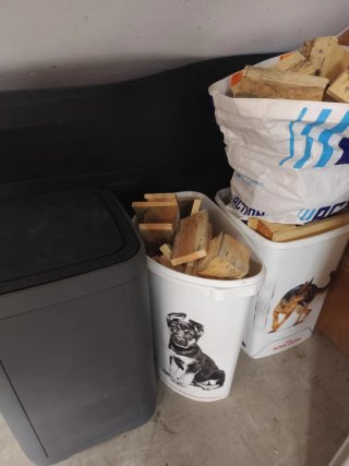 Trozos de palet para barbacoa y chimenea