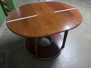 Mesa de madera marrón