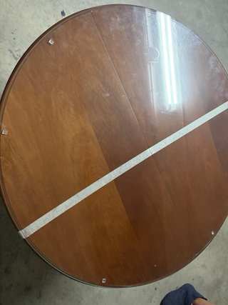 Mesa de madera marrón