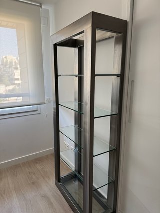 Estantería metálica con baldas de cristal