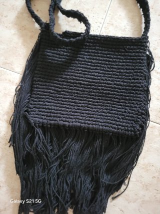 Bolso artesanal con flecos y abalorios