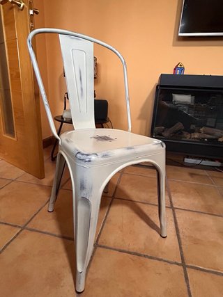Silla de metal blanca y negra