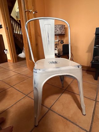 Silla de metal blanca y negra