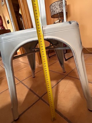 Silla de metal blanca y negra