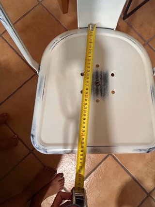 Silla de metal blanca y negra