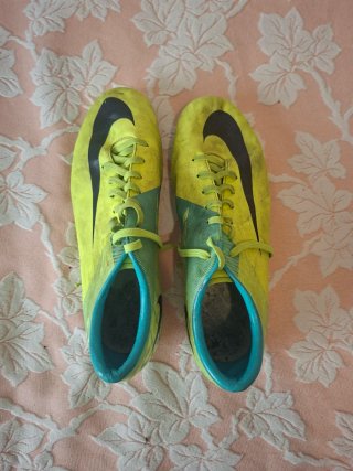 Botas de fútbol Nike amarillas y turquesa