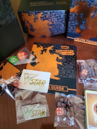 Caja Elite Trainer Pokemon Champion's Path