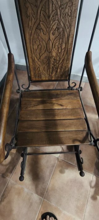 Pareja de sillones de forja con detalles de madera