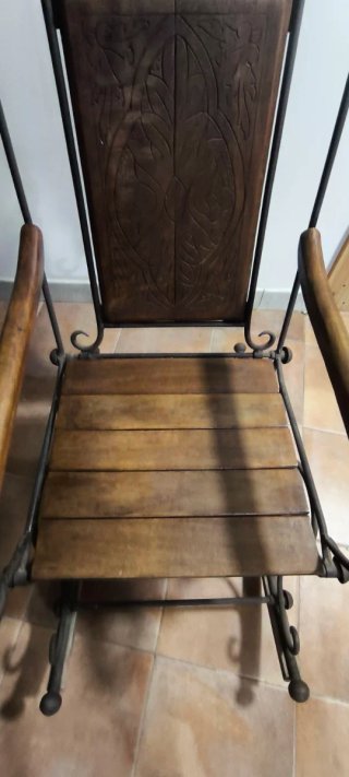 Pareja de sillones de forja con detalles de madera