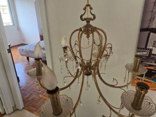 Lámpara de araña dorada y cristal