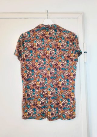 Camiseta floral CAROL M
