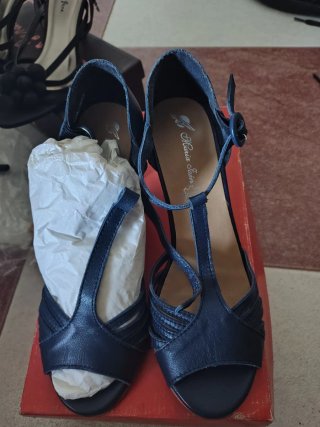 Sandalias azules de cuero
