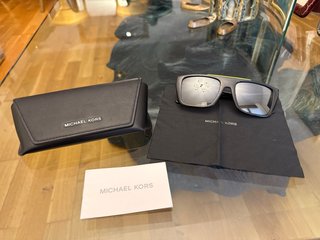 Gafas de Sol Michael Kors Byron Negras/Amarillas