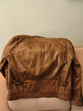 Cazadora de cuero marrón
