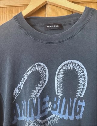 Camiseta Anine Bing gris con serpiente