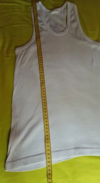 Camiseta de tirantes blanca con escorpión